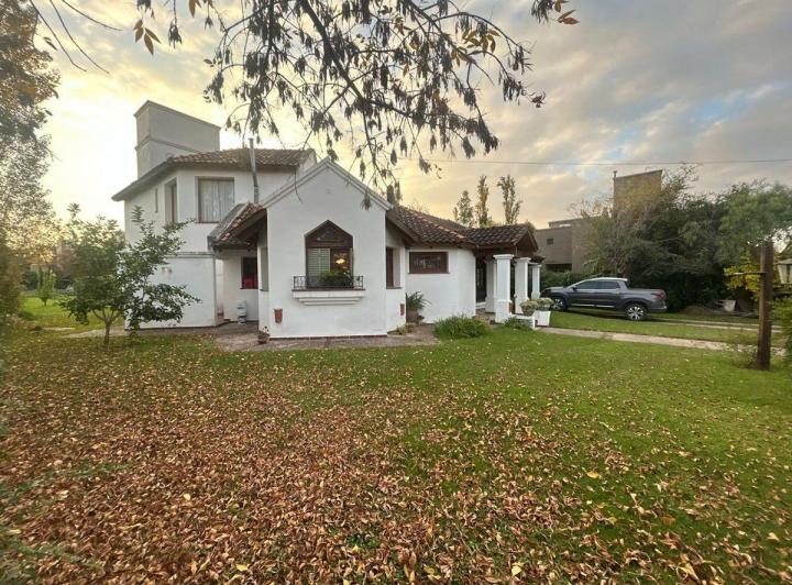 Casa · 310m² · 10 Ambientes · 2 Cocheras