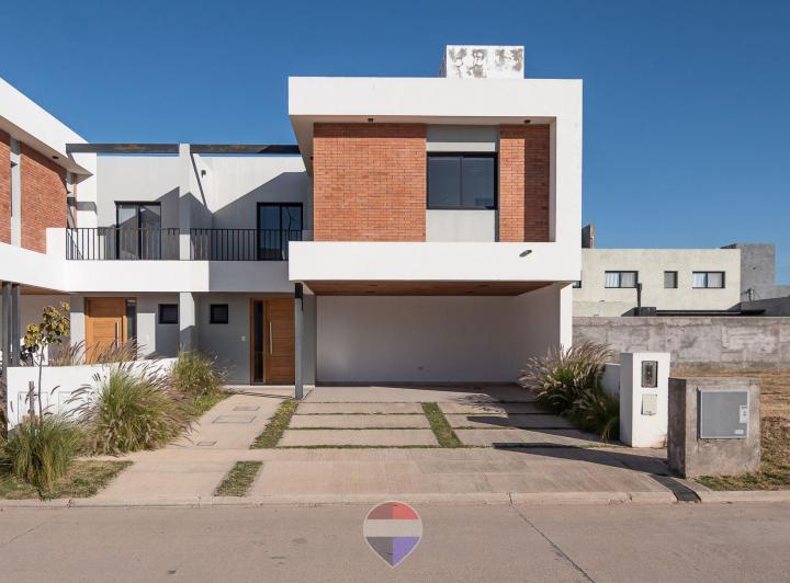 Casa · 145m² · 6 Ambientes · 2 Cocheras