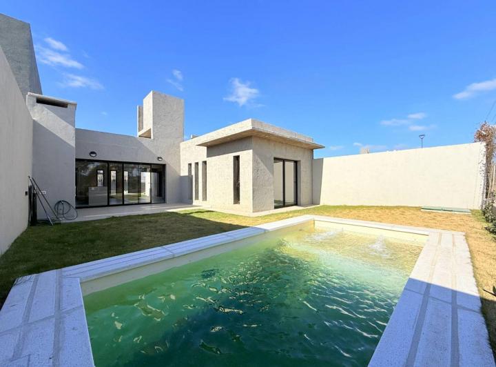 Casa · 110m² · 4 Ambientes · 2 Cocheras