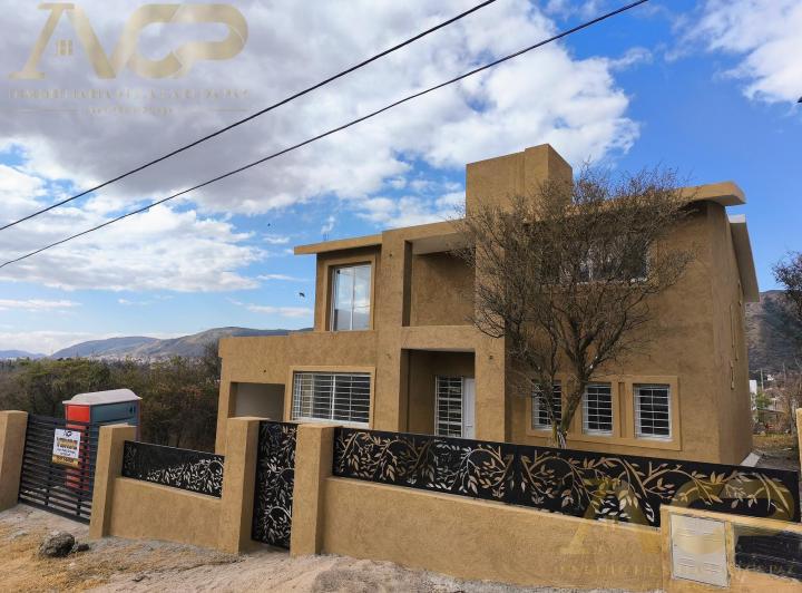 Casa · 244m² · 5 Ambientes · 2 Cocheras