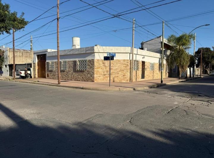 Casa · 220m² · 2 Dormitorios