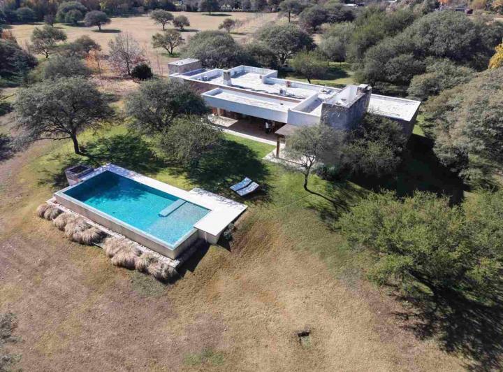 Casa · 320m² · 14 Ambientes · 2 Cocheras