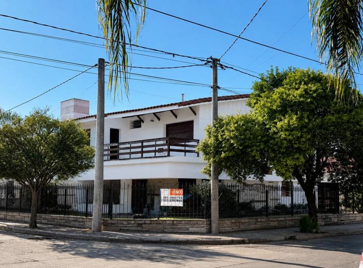 Casa · 385m² · 10 Ambientes · 2 Cocheras