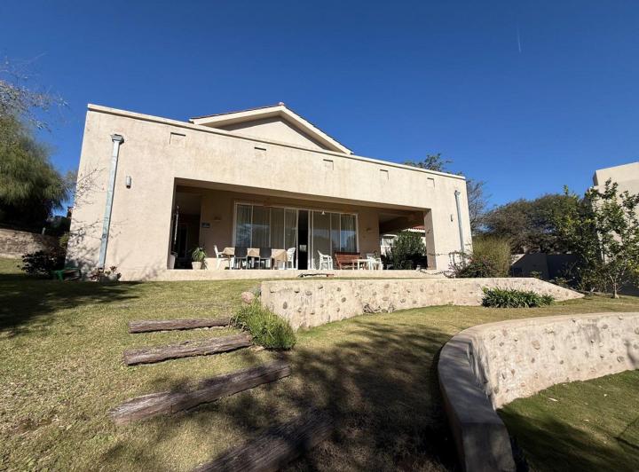 Casa · 420m² · 8 Ambientes · 1 Cochera