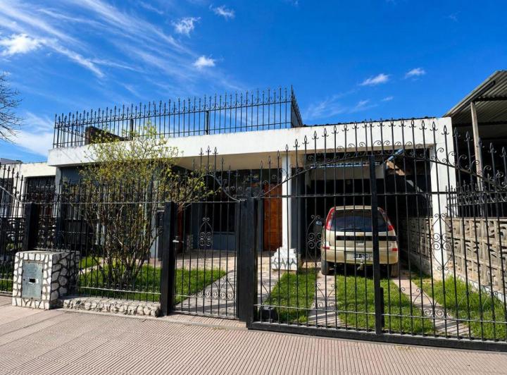 Casa · 100m² · 6 Ambientes · 1 Cochera