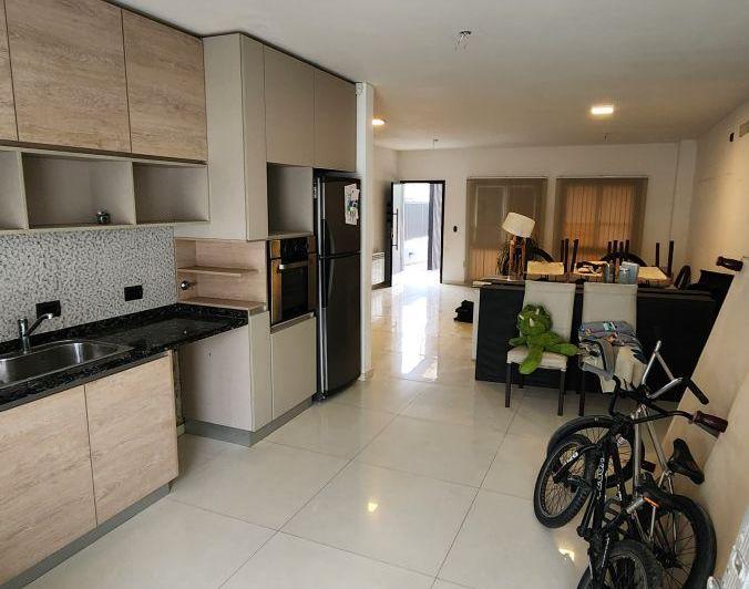 Casa · 60m² · 8 Ambientes · 2 Cocheras