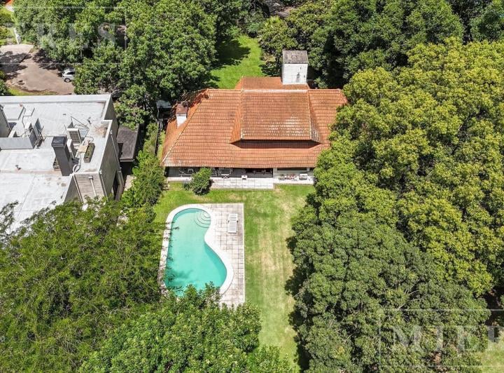 Terreno · 300m² · 5 Ambientes