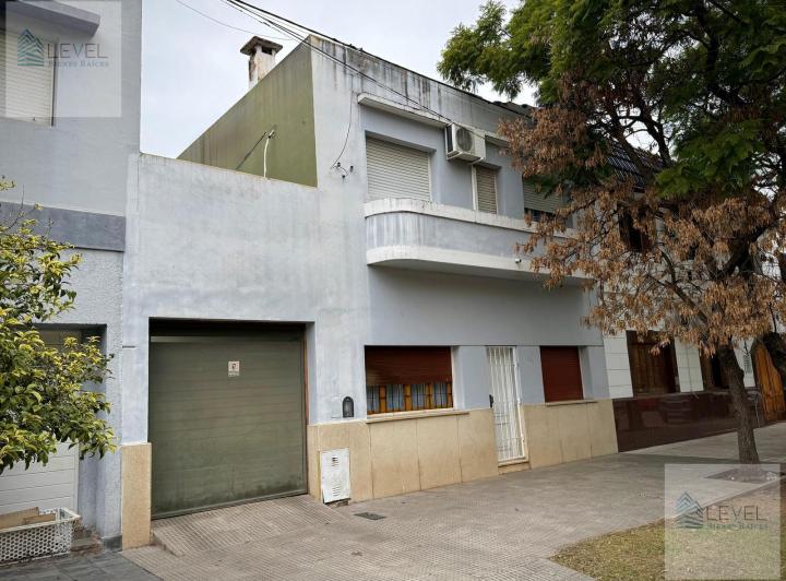 Casa · 210m² · 3 Dormitorios · 2 Cocheras