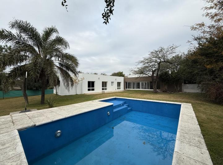 Casa · 1500m² · 4 Ambientes · 6 Cocheras