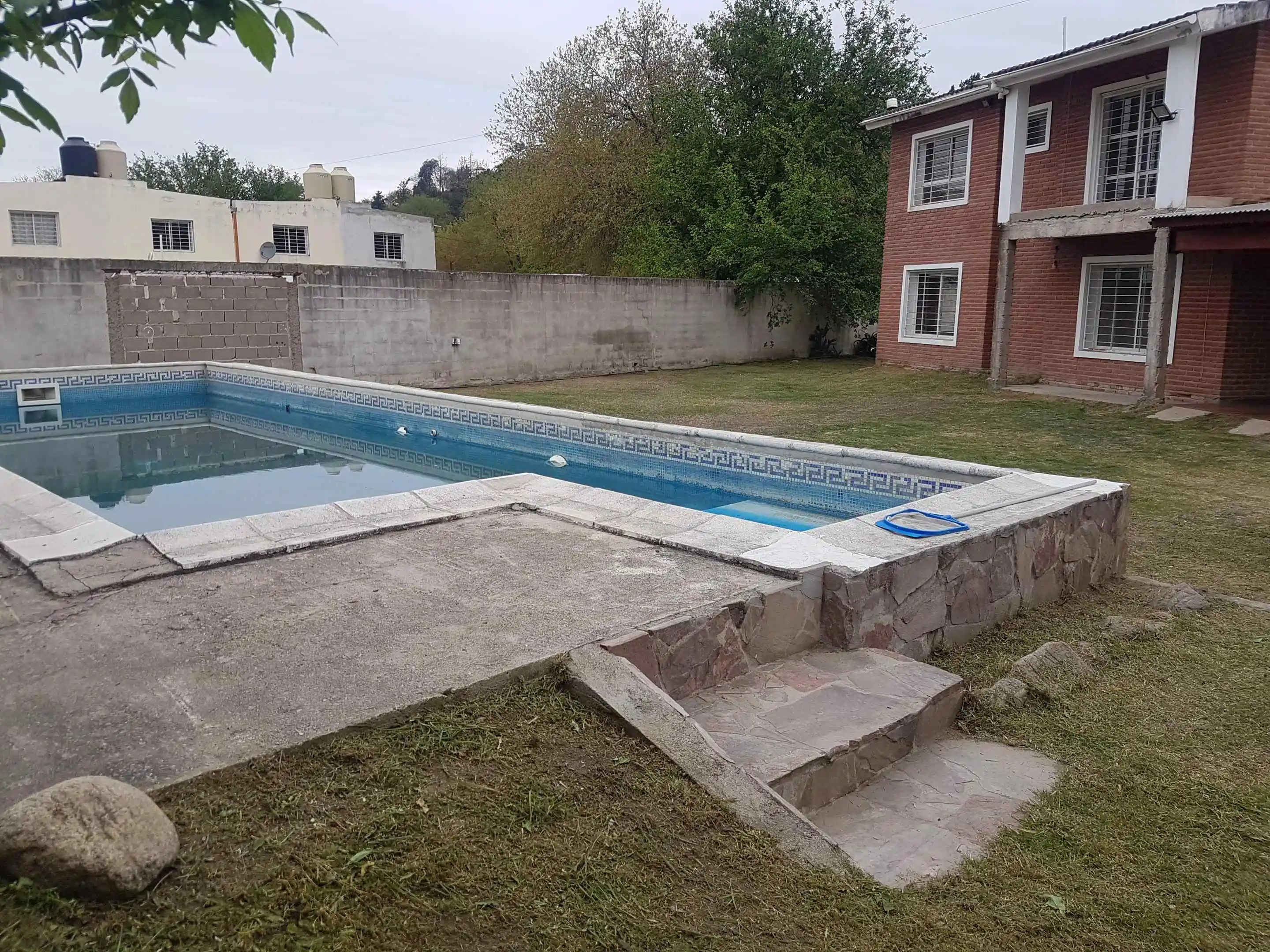 Vendo casa 3 dormitorios con piscina en el centro de La Granja cerca del rio