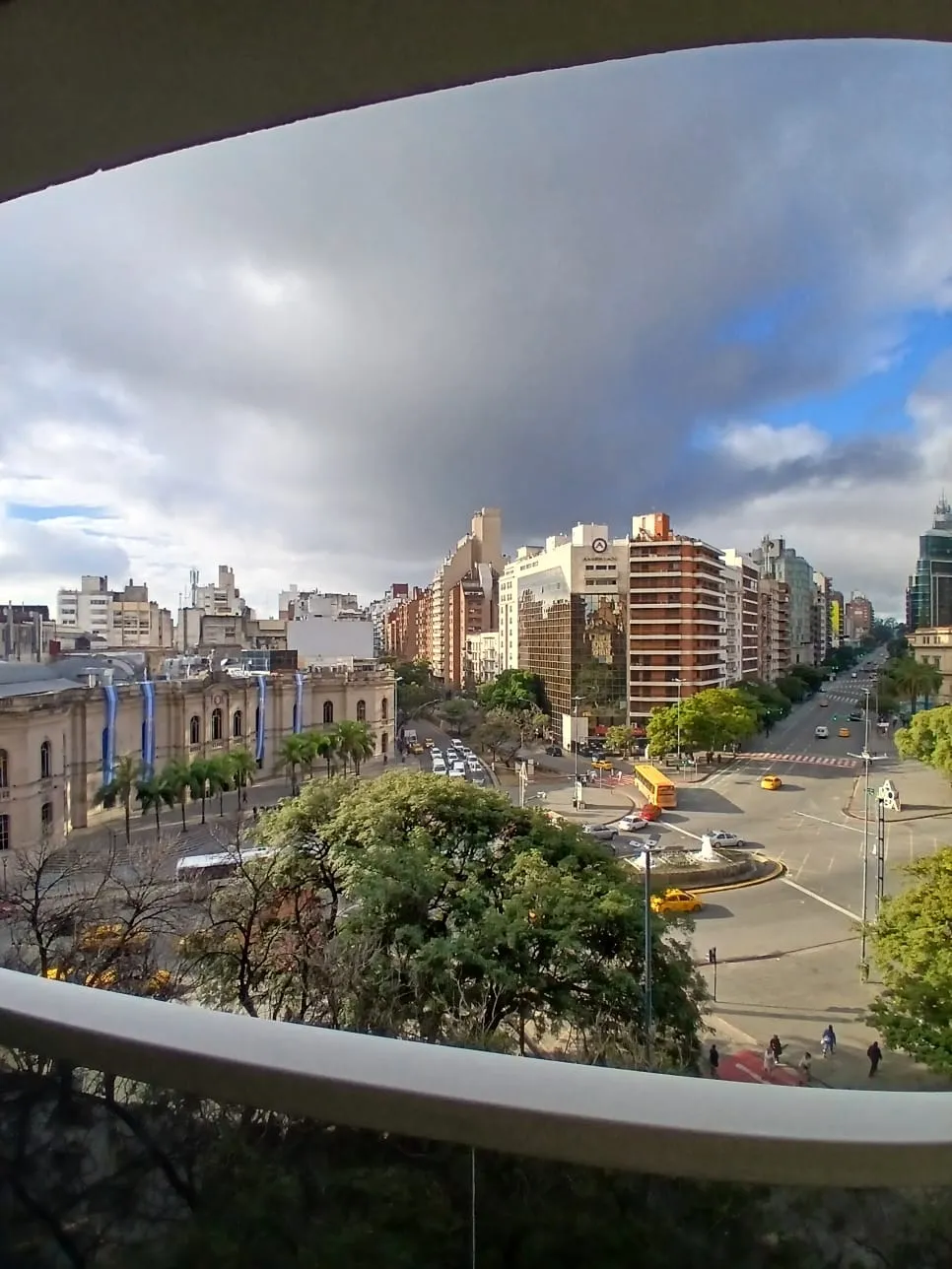 alquilo amoblado de dos dormitorios con cochera doble, excelente vista frente a patio olmos