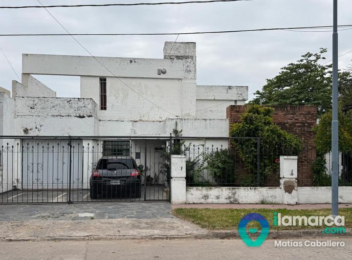 Casa · 220m² · 4 Dormitorios · 2 Cocheras