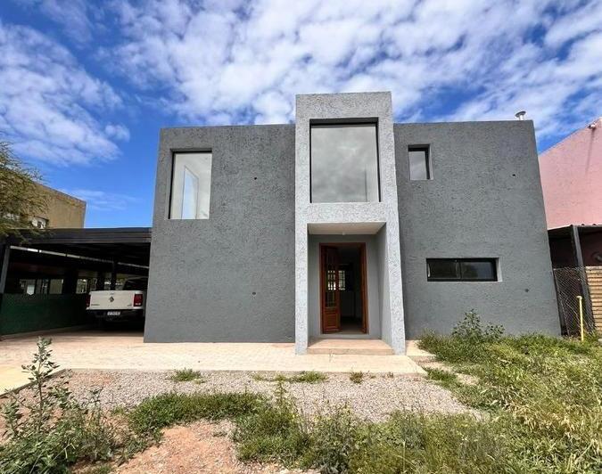 Casa · 240m² · 4 Ambientes · 1 Cochera
