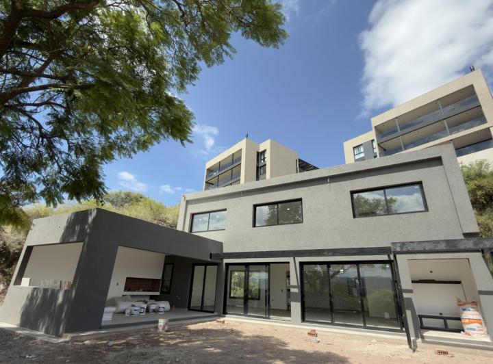 Casa · 800m² · 6 Ambientes · 2 Cocheras