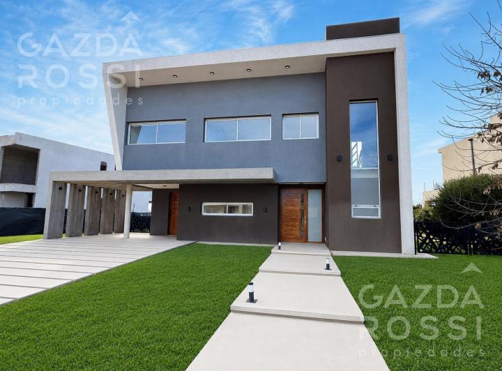 Casa · 270m² · 5 Ambientes · 4 Cocheras