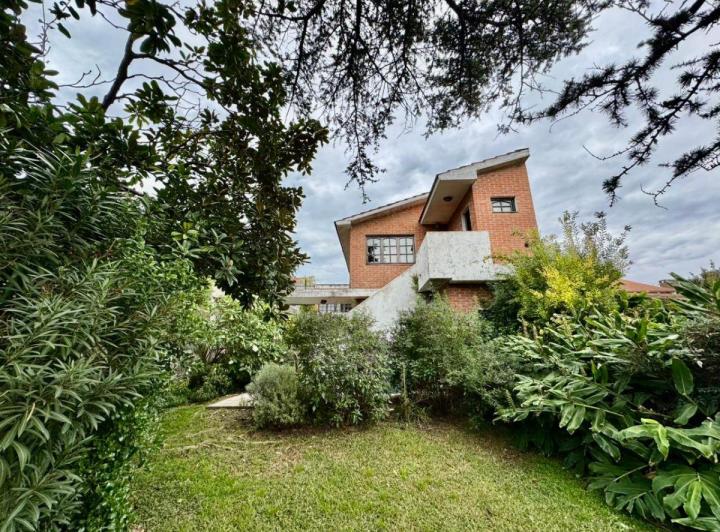 Casa · 433m² · 7 Ambientes · 2 Cocheras