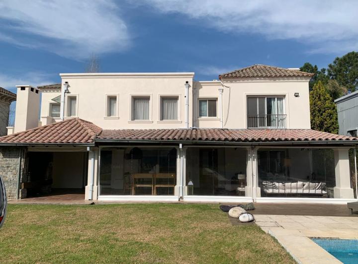 Casa · 280m² · 6 Ambientes
