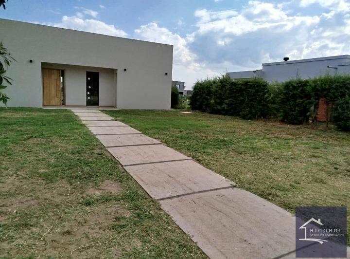 Casa · 919m² · 4 Ambientes · 3 Cocheras