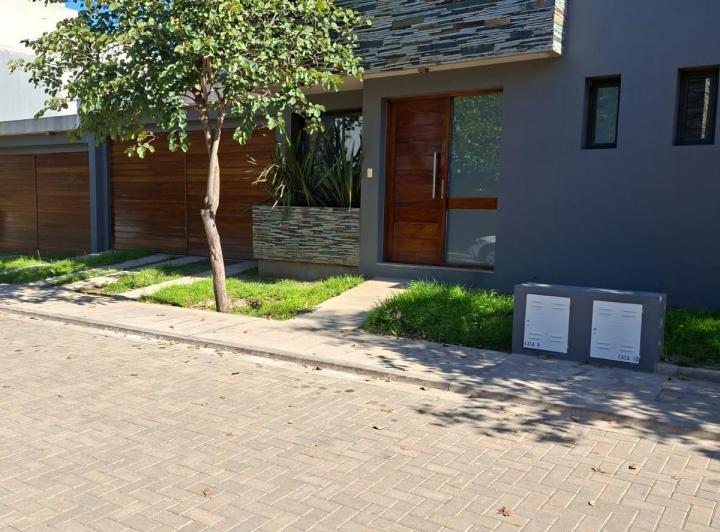 Casa · 200m² · 3 Dormitorios · 2 Cocheras