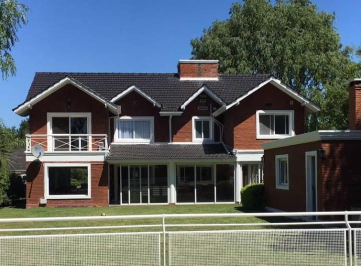 Casa · 390m² · 7 Ambientes · 1 Cochera