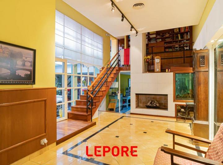 Casa · 402m² · 6 Ambientes · 3 Cocheras