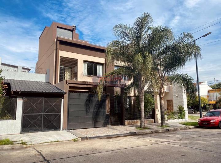 Casa · 200m² · 6 Ambientes · 1 Cochera