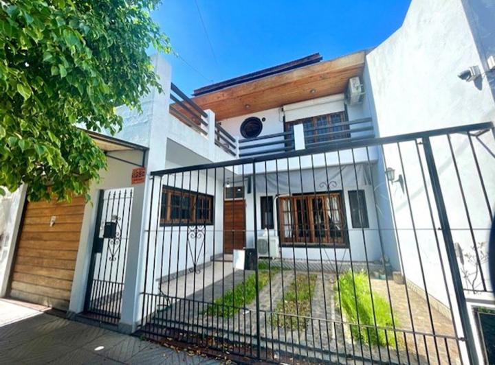 Casa · 86m² · 6 Ambientes · 4 Cocheras