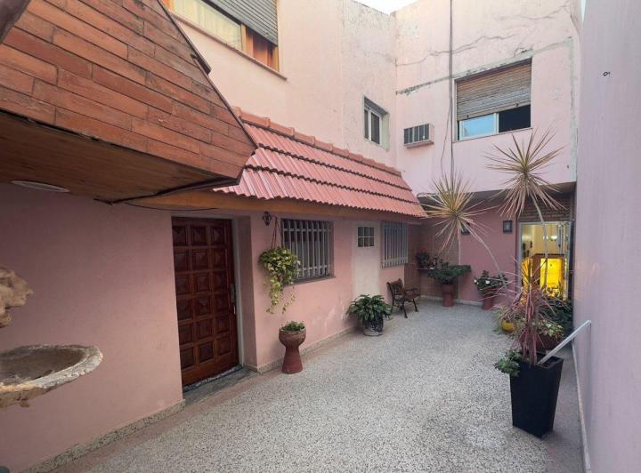 Casa · 280m² · 5 Ambientes · 2 Cocheras