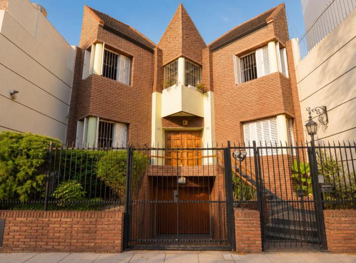 Casa · 306m² · 6 Ambientes · 3 Cocheras