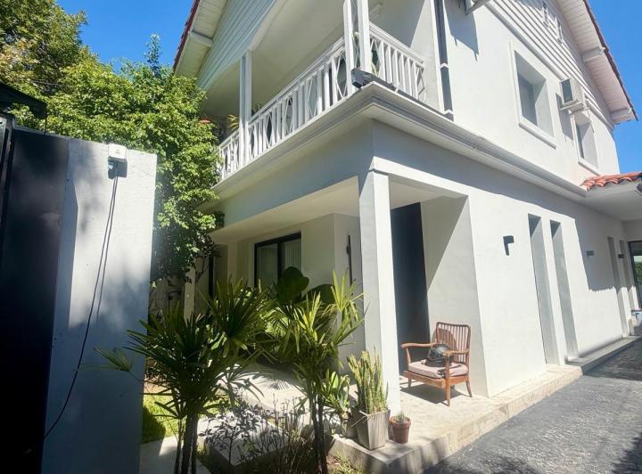 Casa · 232m² · 5 Ambientes · 2 Cocheras