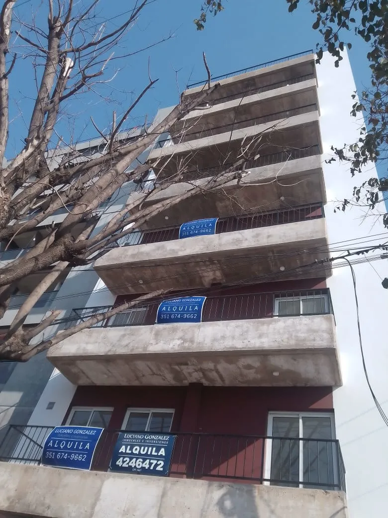 LOCAL COMERCIAL AV PEUYRREDON 1200 IDEAL PARA ARRANCAR TU EMPRENDIMIENTO.-