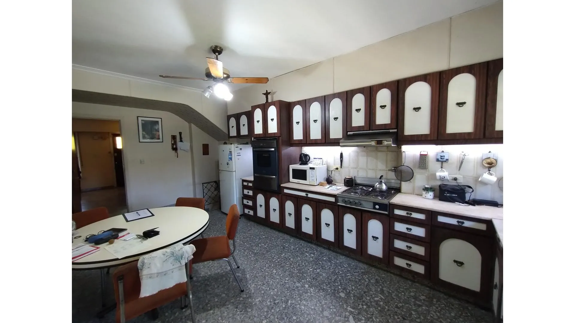 CASA DE ESTILO EN OLIVOS. 5 AMBIENTES Y PILETA