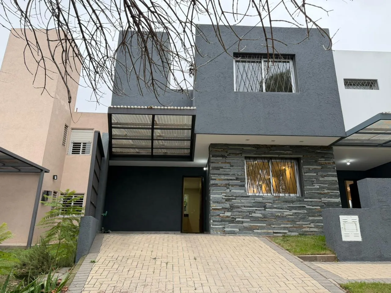 OPORTUNIDAD EN ALQUILER EN JARDINES DEL JOCKEY DUPLEX TRES DORM 3 BAÑOS