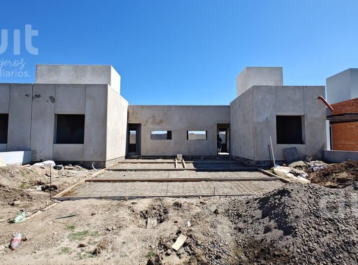 Casa · 80m² · 3 Ambientes · 2 Cocheras
