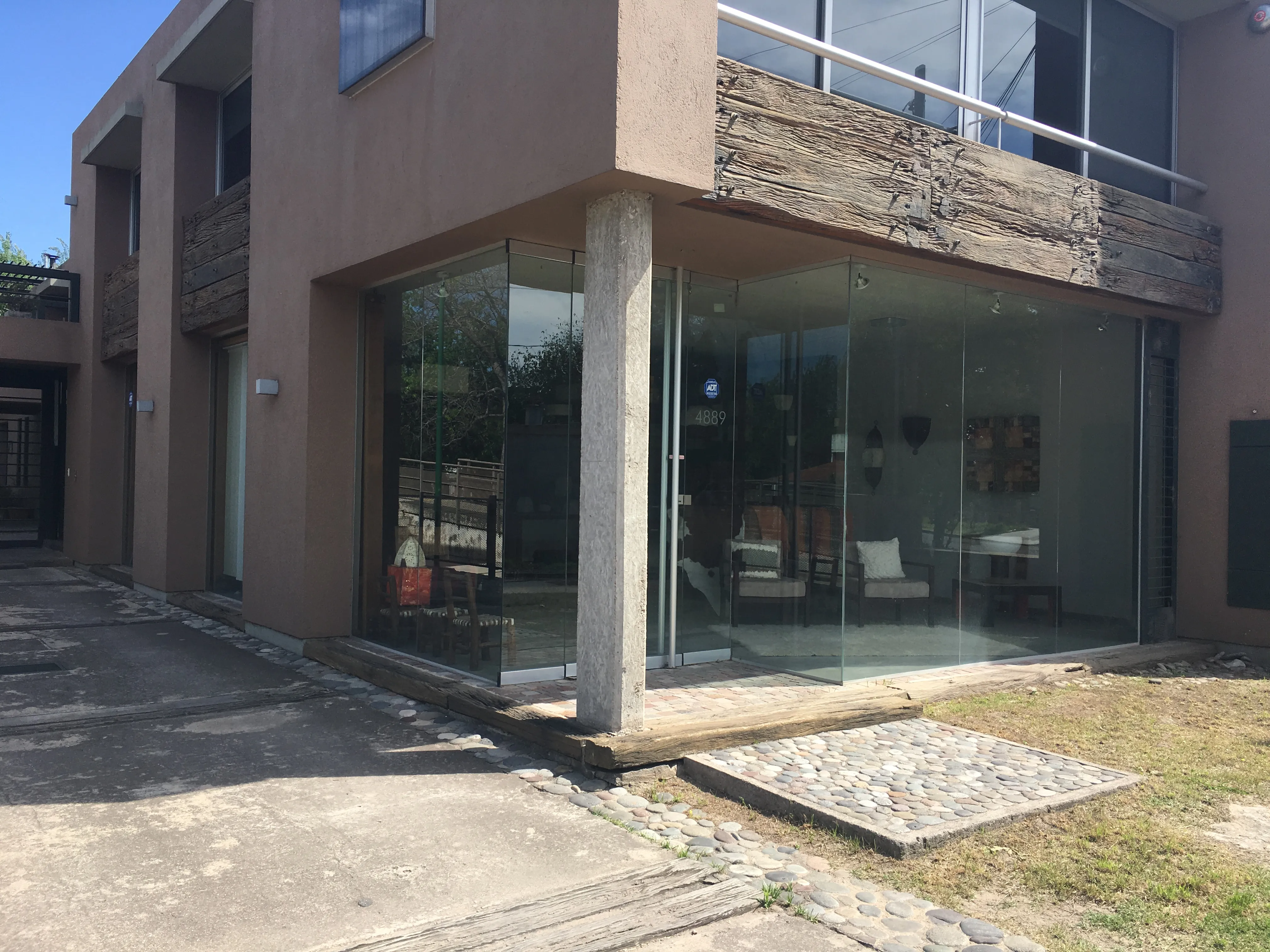 PADRE CLARET LOCAL 90 M2 MODERNO C/MESAS DE TRABAJO, AIRE Y KITCHENETTE