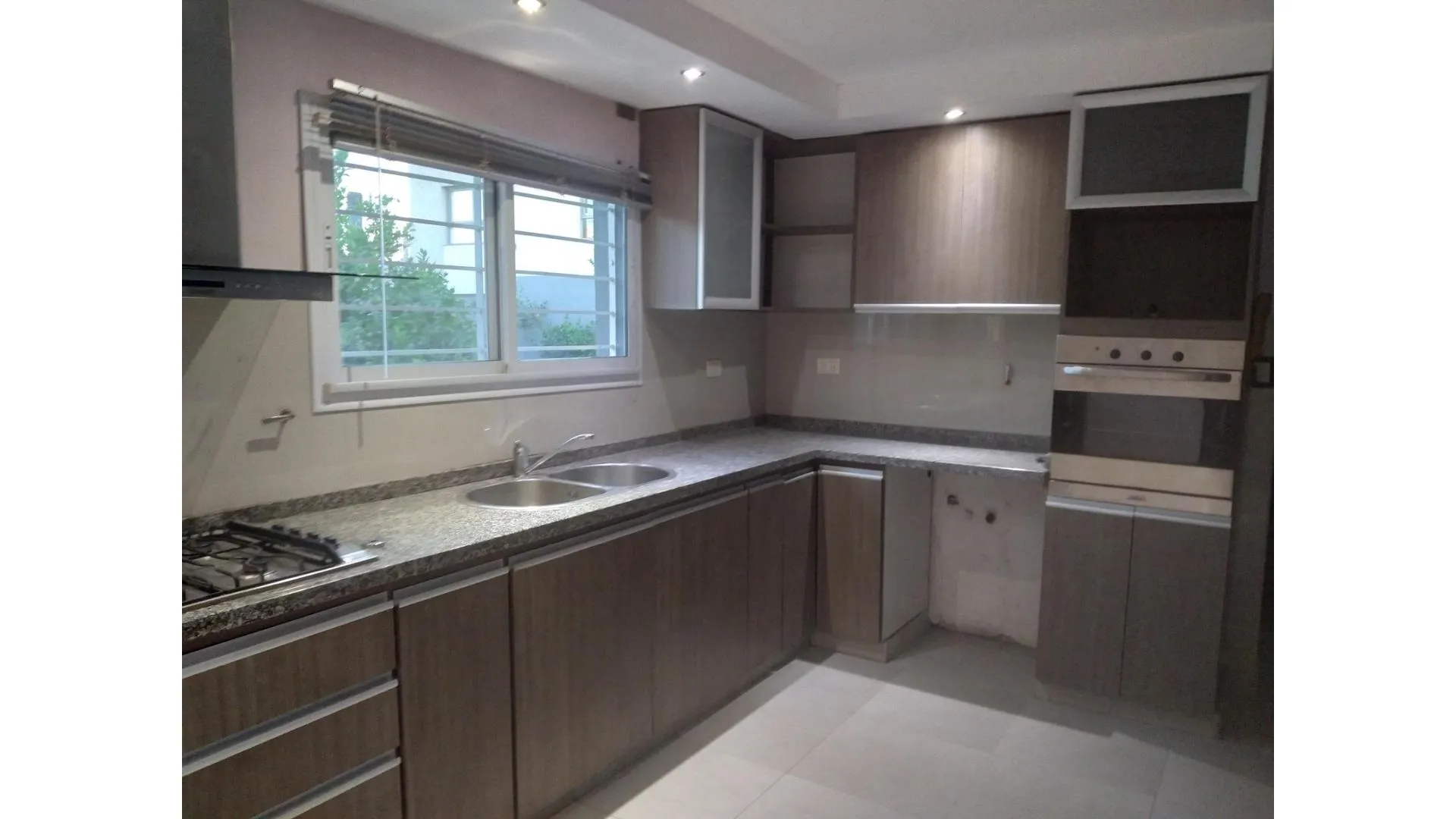 Tejas Dos - Casa 4 Dorm. Sup T. 385m² - Sup. Cub. 265m²