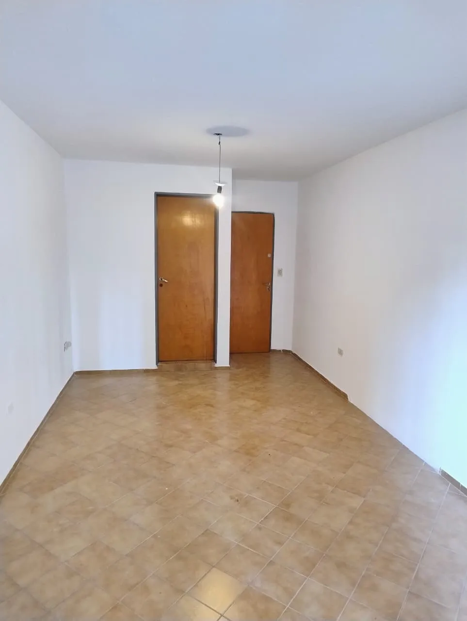 B° Centro. 	ALQUILO OFICINA c/ baño. Excelente Ubicación. Corro esq Bv. San Juan