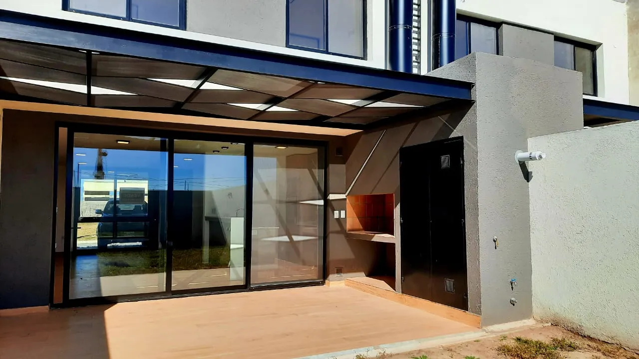 DOCTA VENDO Duplex a estrenar de 3 dormitorios, 3 baños, cochera doble y patio.