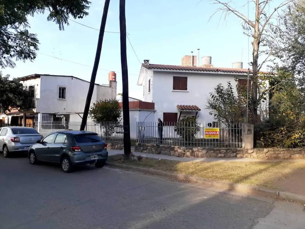 CASA ESQUINA DE DOS PLANTAS EN ALQUILER