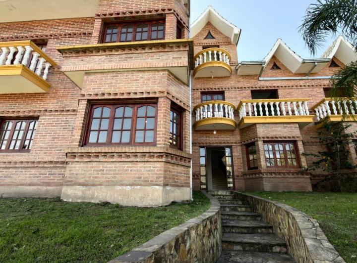 Casa · 350m² · 8 Ambientes · 1 Cochera