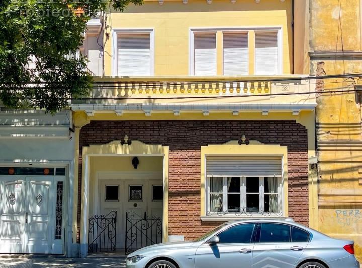 Casa · 310m² · 9 Ambientes · 1 Cochera