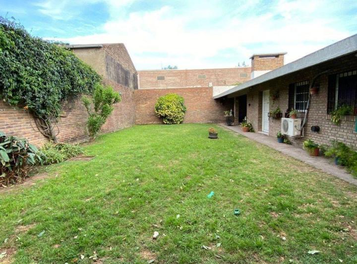 Casa · 80m² · 4 Ambientes · 2 Cocheras