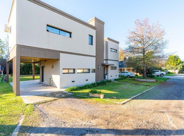 Casa · 280m² · 5 Ambientes · 2 Cocheras