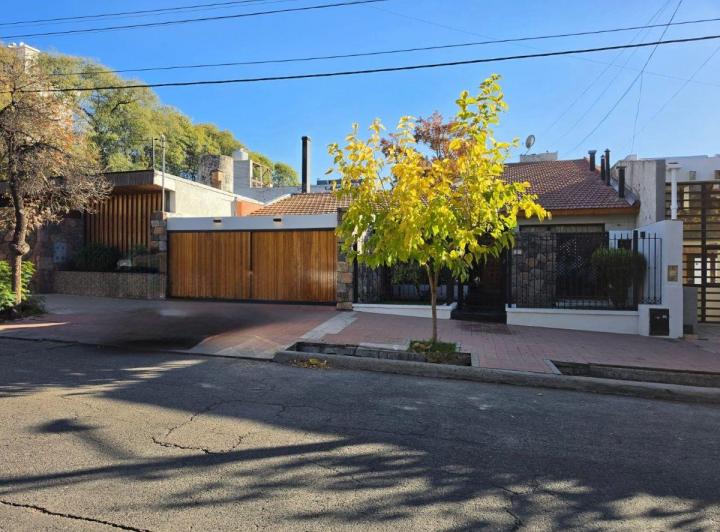 Casa · 320m² · 4 Ambientes · 2 Cocheras