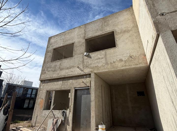 Casa · 185m² · 8 Ambientes · 1 Cochera