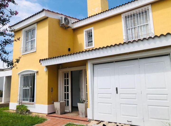 Casa · 162m² · 6 Ambientes · 2 Cocheras