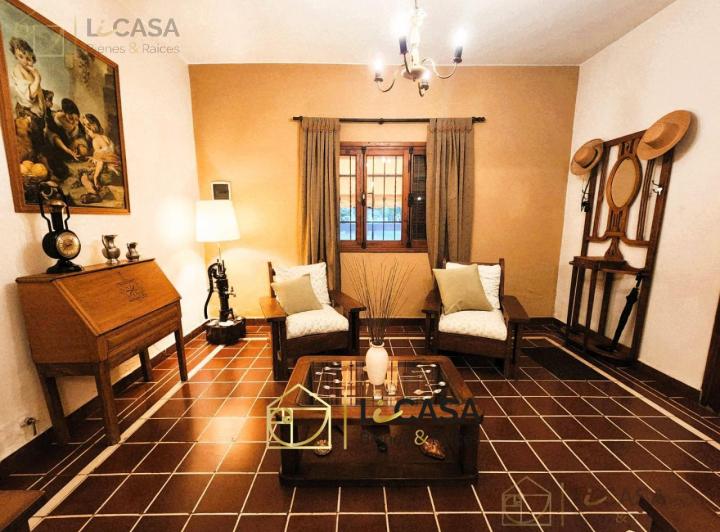 Casa · 174m² · 8 Ambientes · 1 Cochera