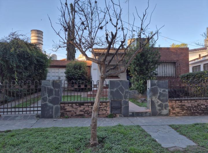 Casa · 252m² · 6 Ambientes · 1 Cochera
