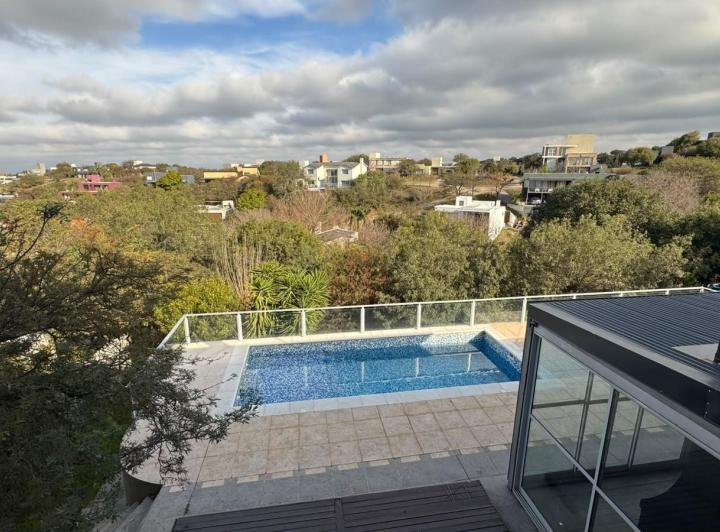 Casa · 300m² · 10 Ambientes · 2 Cocheras