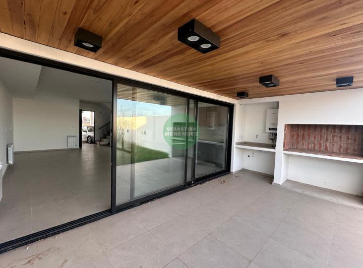 Casa · 150m² · 6 Ambientes · 2 Cocheras